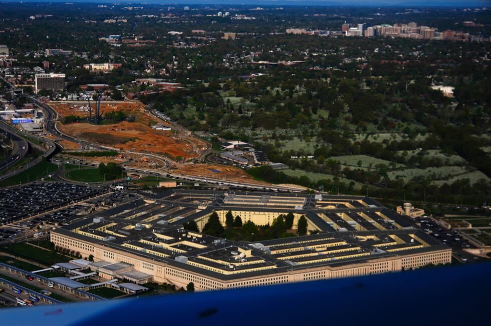 El Pentágono visto desde un avión, el martes 7 de abril de 2026, en Washington. (AP Foto/Julia...
