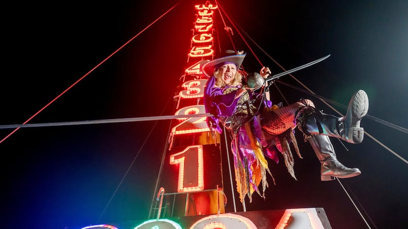 Evalena Worthington, propietaria del Schooner Wharf Bar, en Key West, practica la "Caída de la...