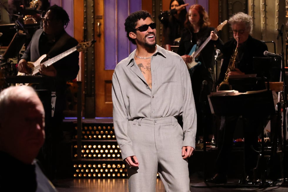 Esta imagen publicada por NBC muestra a Bad Bunny presentando "Saturday Night Live" en Nueva...