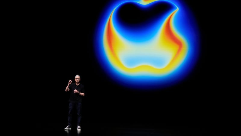 ARCHIVO - El director general de Apple, Tim Cook, habla en el escenario durante la...