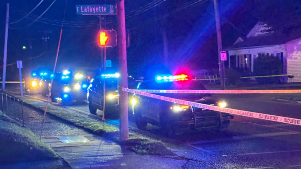 Agentes de la policía de Dothan en el lugar de una zona acordonada en el centro de la ciudad,...