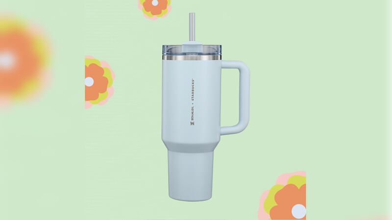 Starbucks llamó al nuevo vaso Stanley The Sky Blue Stanley Quencher.