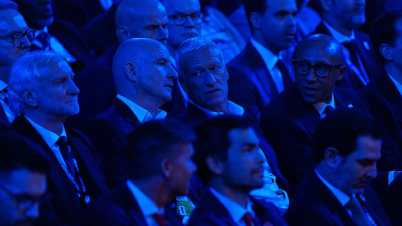 Didier Deschamps, centro, entrenador de la selección de Francia, asistió al Sorteo de la Copa...