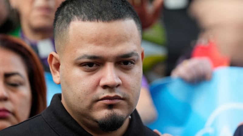 ARCHIVO - El inmigrante salvadoreño Kilmar Ábrego García asiste a una protesta ante la oficina...