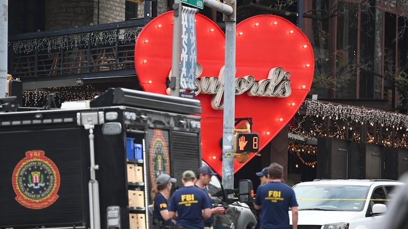 Policías investigan el tiroteo en el bar Buford’s en Austin, Texas, el 1 de marzo del 2026....