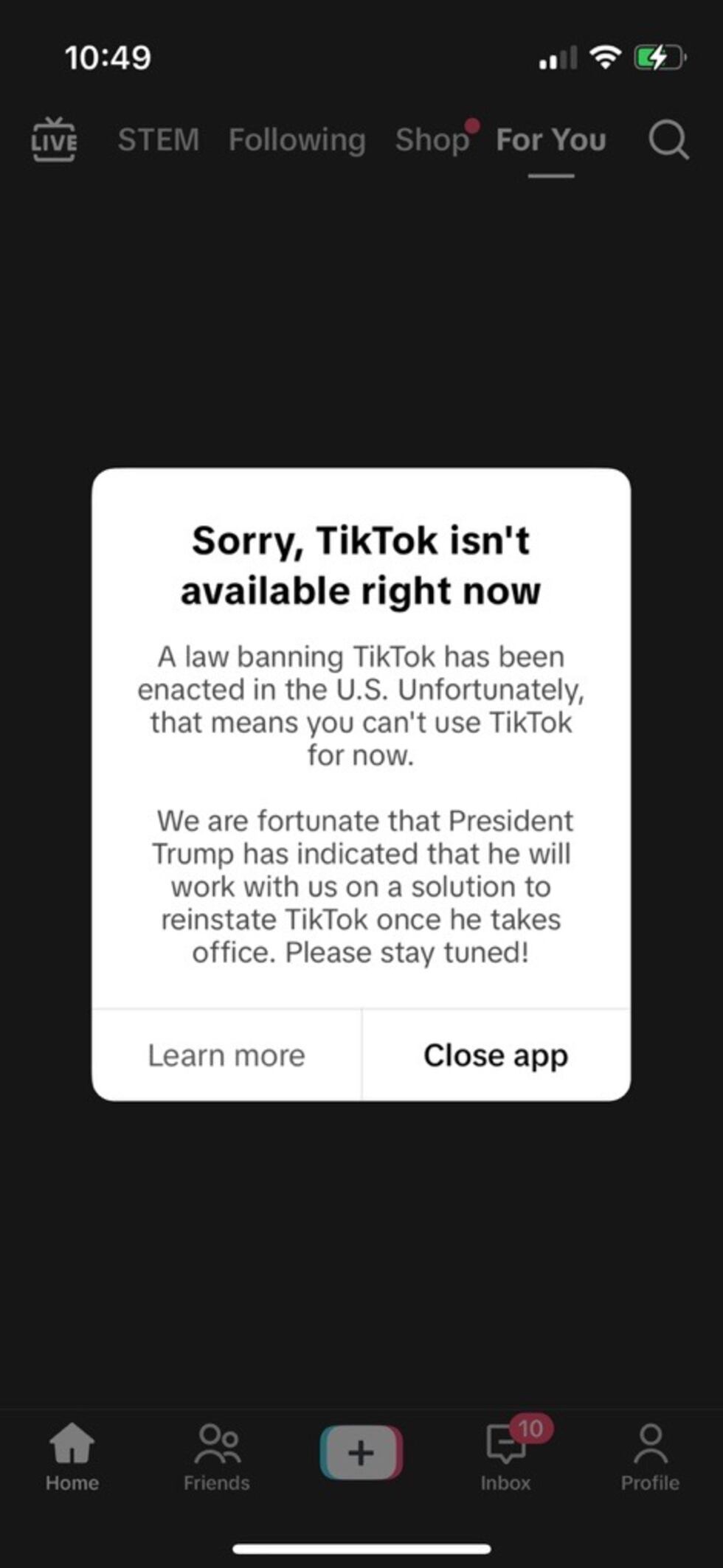 Este mensaje al abrir TikTok describe que no se puede navegar en el red social ante la...