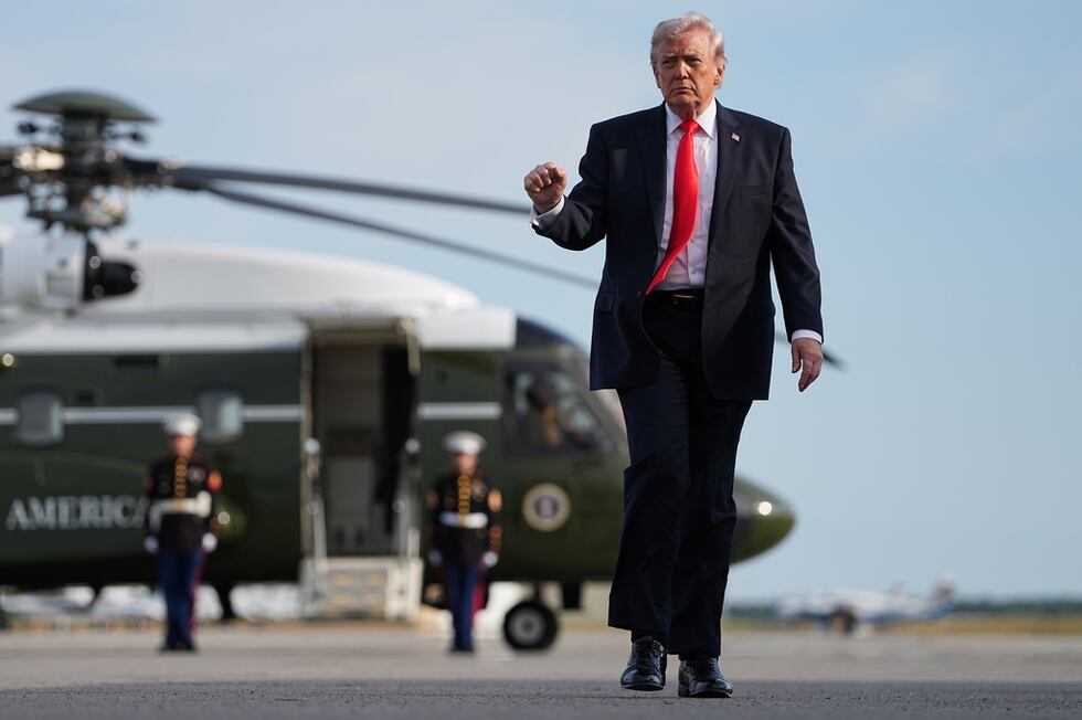 El presidente Donald Trump camina desde el Marine One para abordar el Air Force One en el...