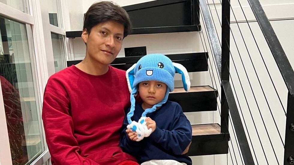 En esta fotografía difundida por el representante estadounidense Joaquin Castro (D-TX), se ve...