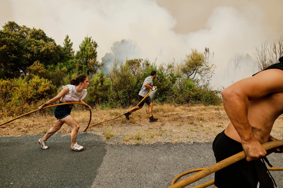 ARCHIVO - Pobladores y voluntarios combaten un incendio forestal que se extiende en Laroco,...