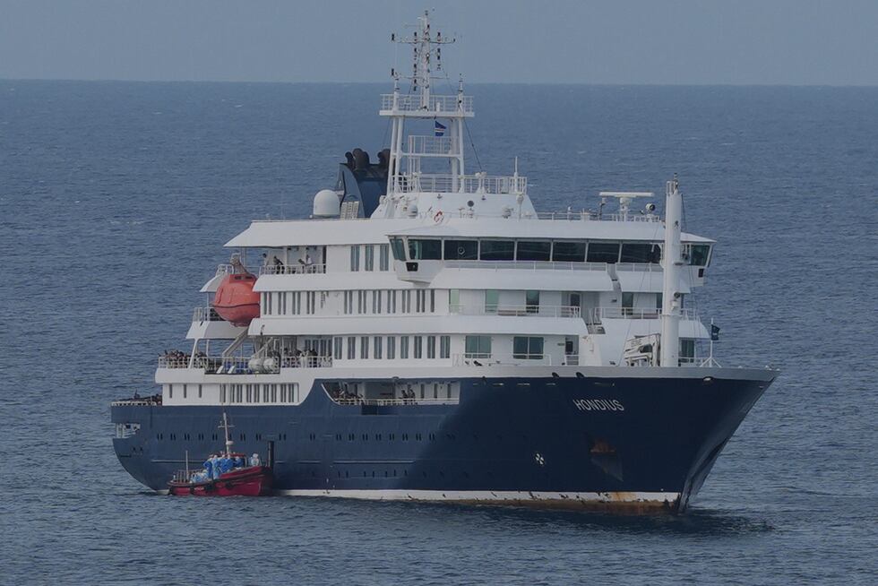 El crucero MV Hondius anclado el miércoles 6 de mayo de 2026, en Praia, Cabo Verde. (AP...