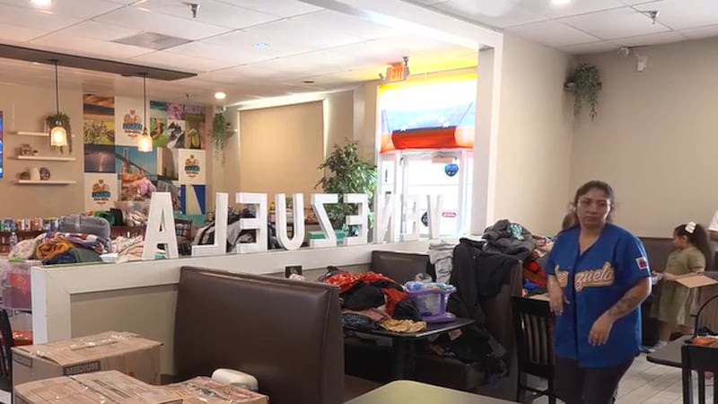 Restaurante Mobile prepara cajas de ayuda para Venezuela y necesita más voluntarios.