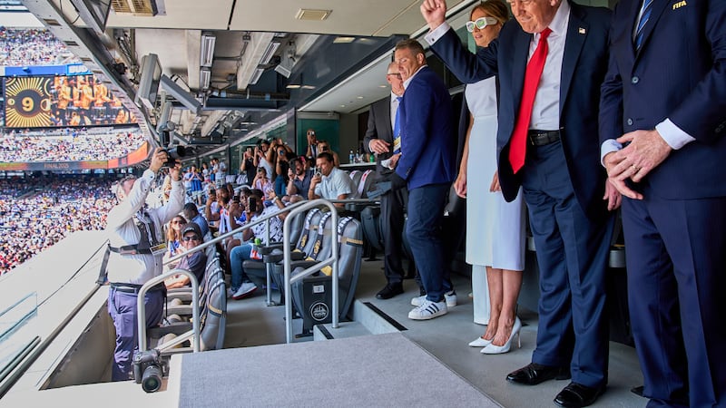 ARCHIVO - El presidente Donald Trump (derecha) saluda junto a la primera dama Melania Trump...