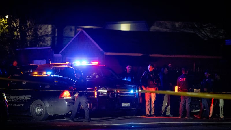 Personal de emergencias trabaja en la escena de un tiroteo masivo el sábado 29 de noviembre de...