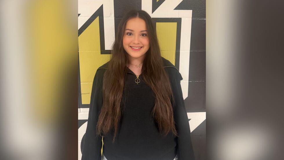 Mia Perez, estudiante de Hayden High school, recibe Sello de Bilingüismo.