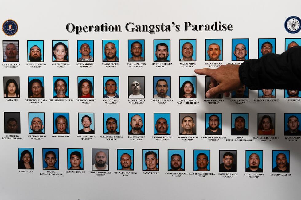 Un reportero apunta a una pizarra donde se muestra a individuos identificados por organismos...