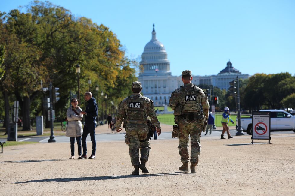 Soldados de la Guardia Nacional caminan cerca del Capitolio de Estados Unidos, en Washington,...