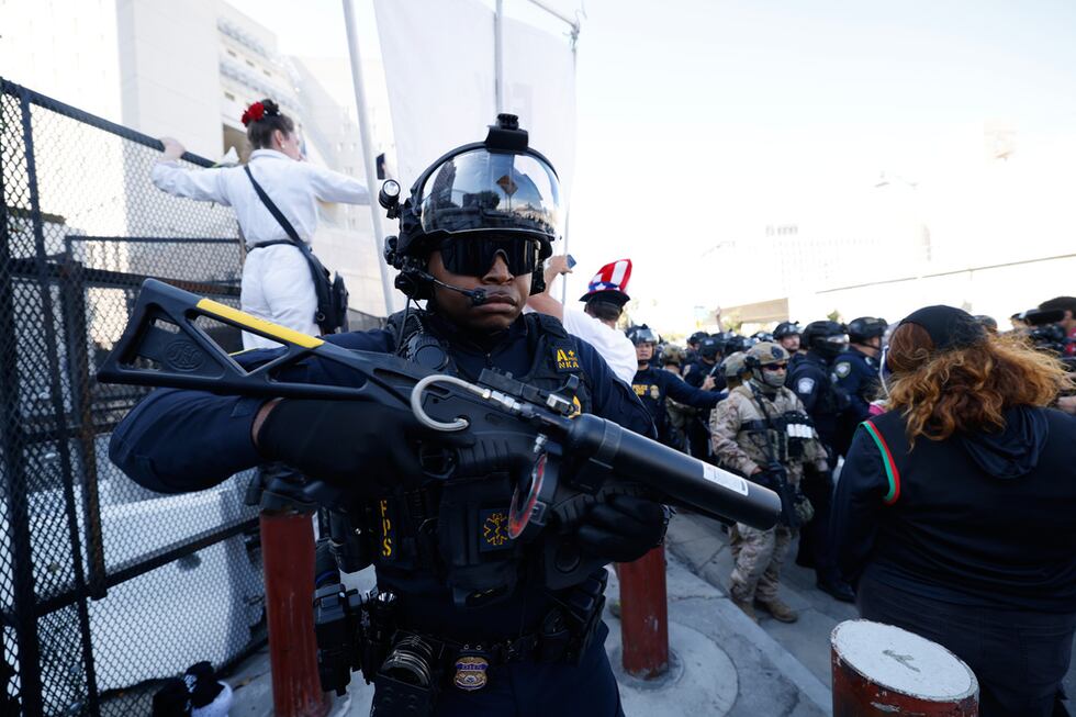 Manifestantes se enfrentan a agentes de la ley fuera del Metropolitan Detention Center el...