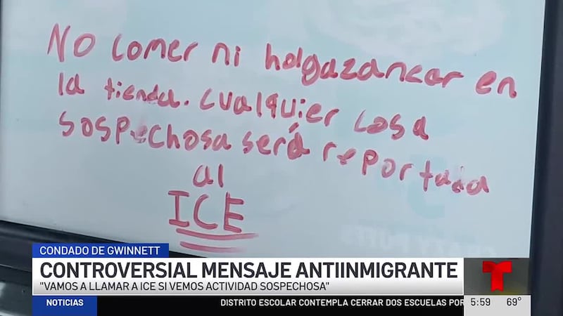 El gerente del local defiende su decisión de mantener el anuncio para "alejar a los...