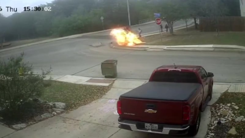 Captado en video el momento en el qué cuatro niños se salvan de ser alcanzados por moto fuera...