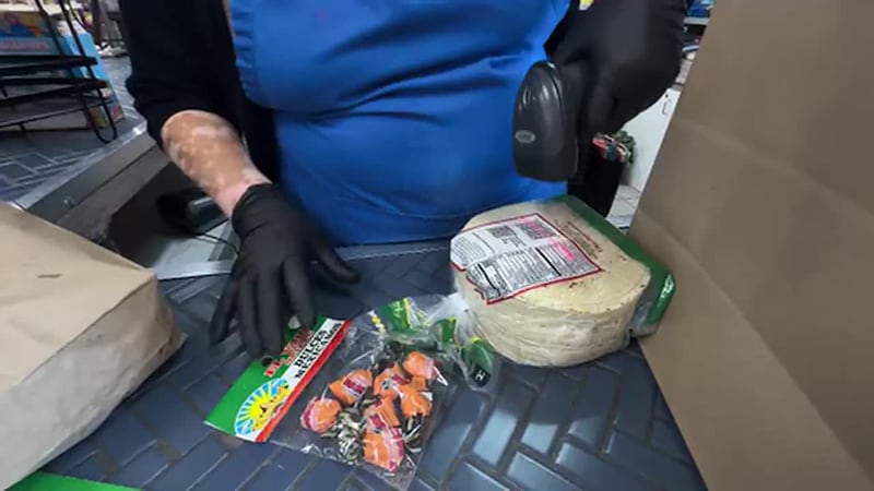 Cada alimento que pasa por la caja registradora está más caro en una tienda hispana de...