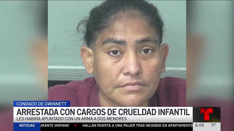 Según las autoridades, la mujer les habría apuntado con un arma a dos menores.