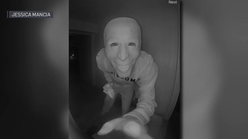 Video aterrador se hace viral luego que una persona disfrazada causara temor a los inquilinos....