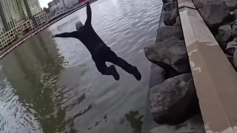 Policías en Nueva York rescatan a joven de 16 años que se lanzó al río porque "no quería vivir"